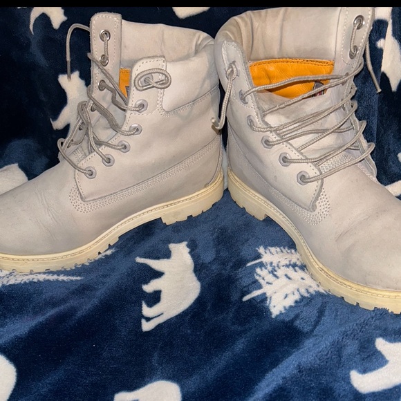 Wolf grey and white Timberlands in real good shape,Women’s size 10. - Picture 3 of 7